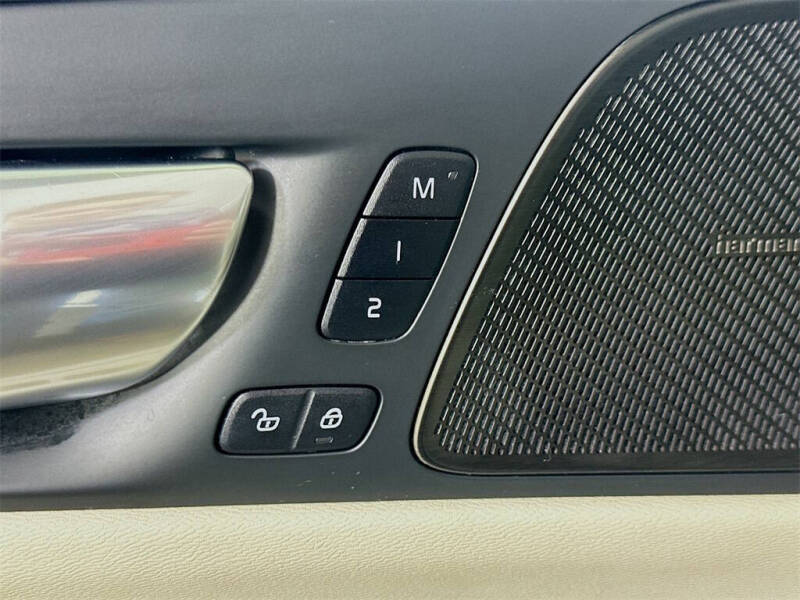 2024 Volvo S60 B5 Plus Dark Theme