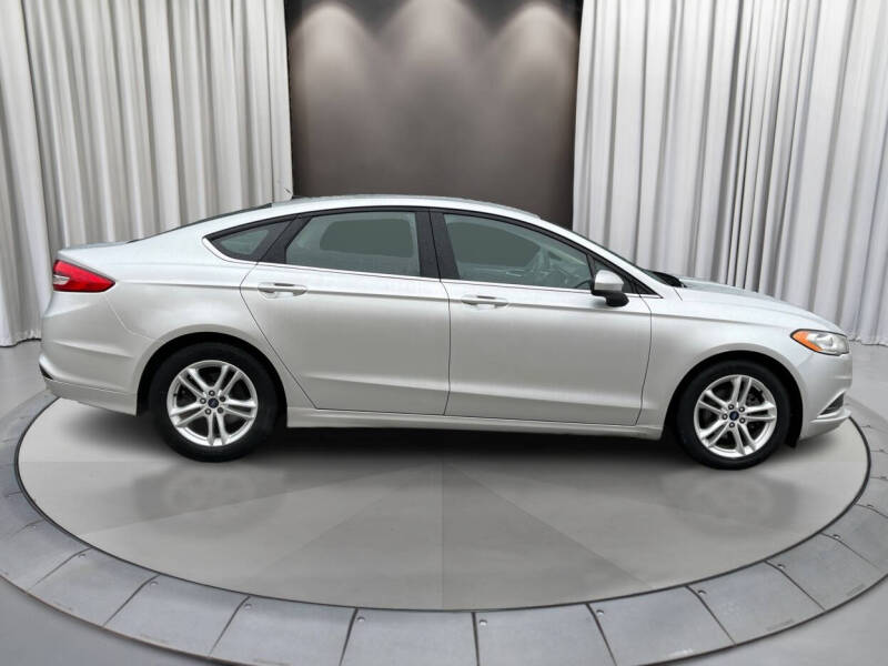 2018 Ford Fusion SE photo 2