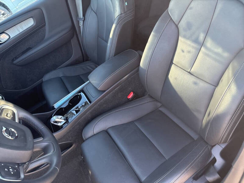 2025 Volvo XC40 B5 Plus Bright Theme