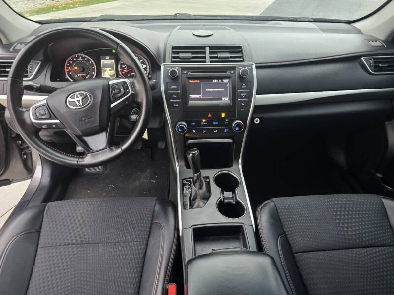 2015 Toyota Camry SE photo 14