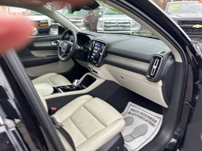 2023 Volvo XC40 B5 Plus Bright Theme