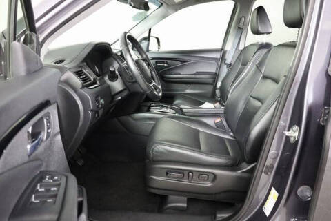 2019 Honda Pilot Touring w/Rear Captain's Chairs