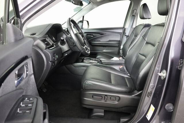 2019 Honda Pilot Touring w/Rear Captain's Chairs