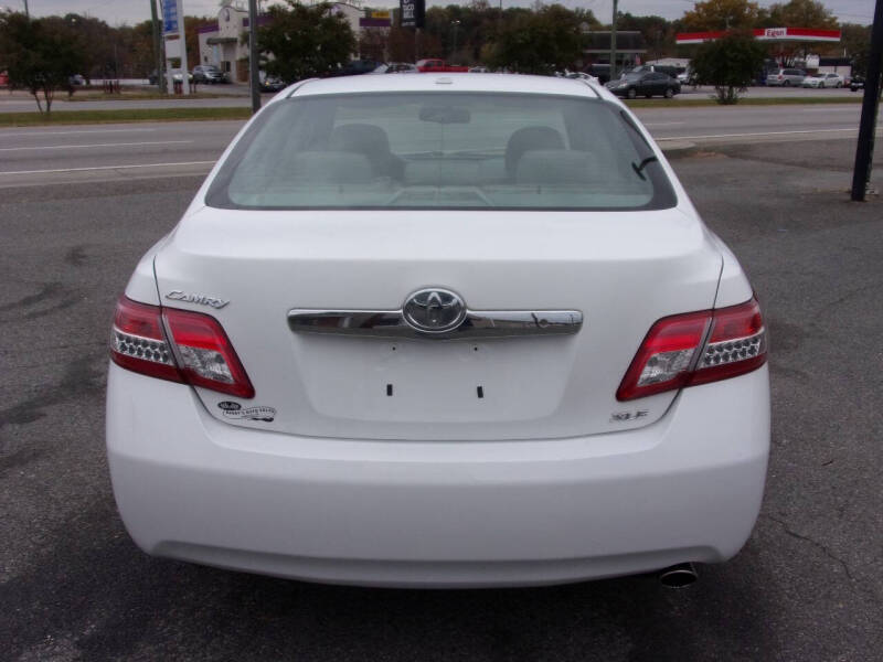 2010 Toyota Camry XLE photo 5