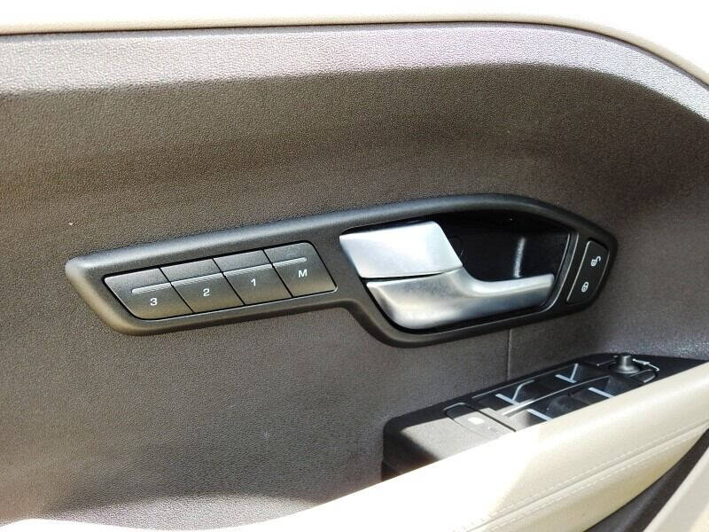 2015 Land Rover Range Rover Evoque  - $18,900
