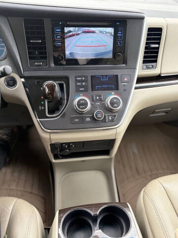 2017 Toyota Sienna XLE Premium 8-Passenger