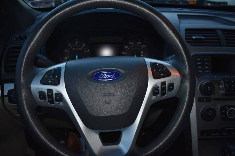 2014 Ford Explorer Base photo 19