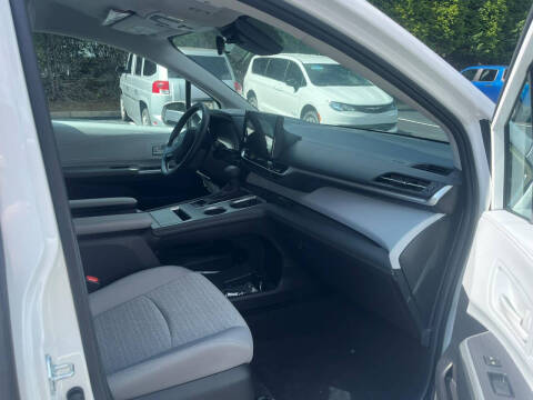 2025 Toyota Sienna LE 8-Passenger