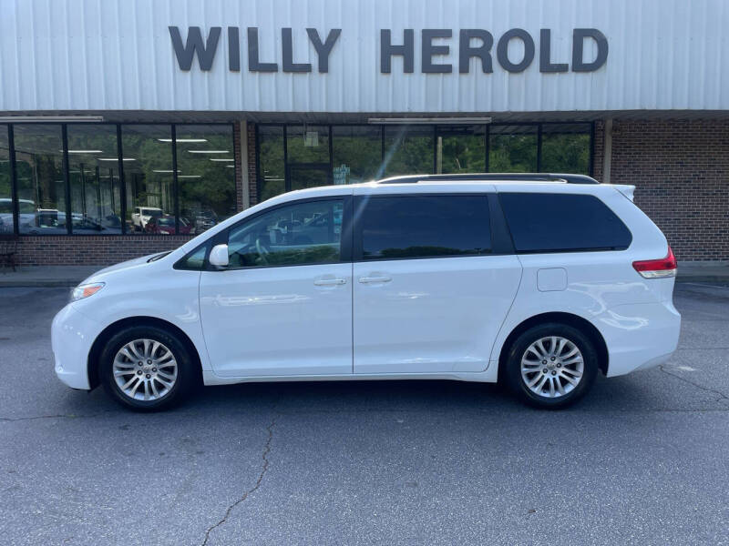 2014 Toyota Sienna XLE 7-Passenger Auto Access Seat