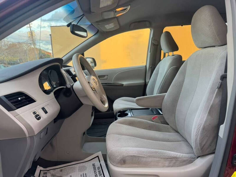 2011 Toyota Sienna LE 8-Passenger