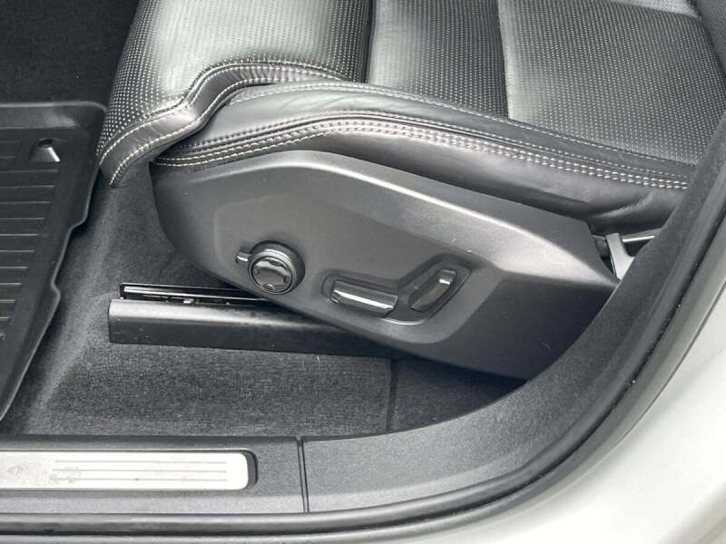 2023 Volvo XC60 B5 Ultimate Bright Theme