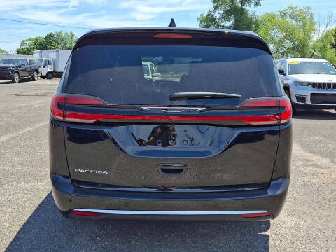 2027 Chrysler Pacifica Select