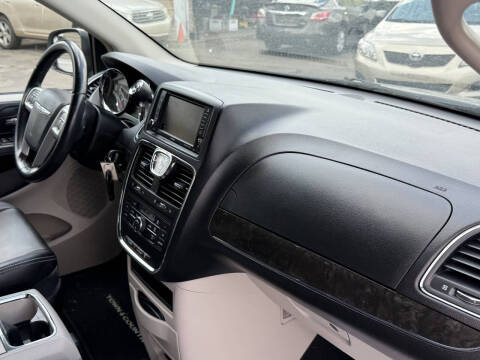 2014 Chrysler Town and Country Touring