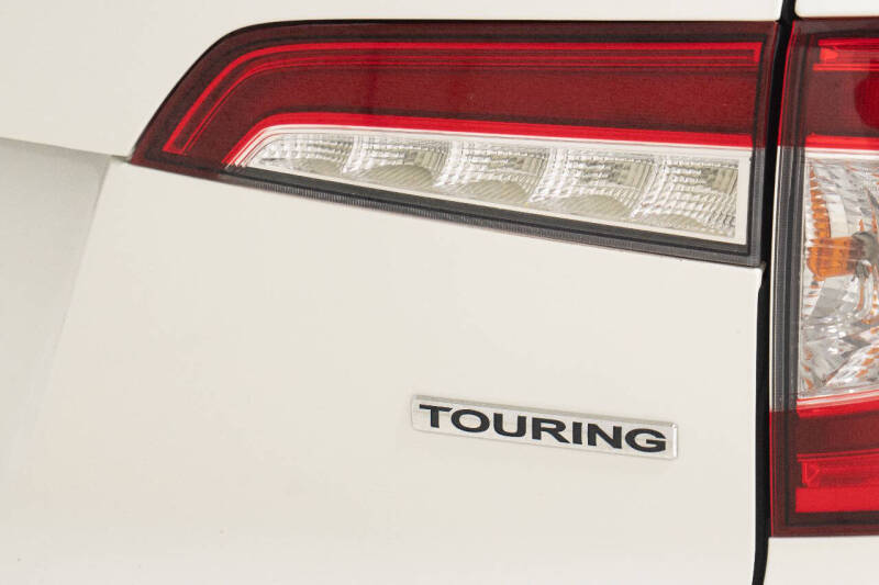 2019 Honda Pilot Touring w/Rear Captain's Chairs