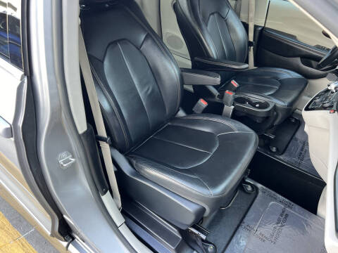 2017 Chrysler Pacifica Touring-L