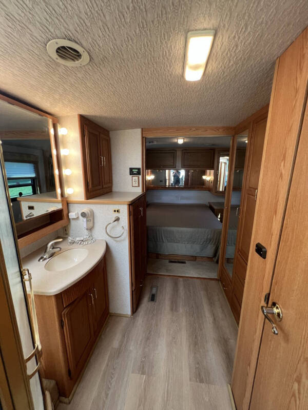 2001 Winnebago Journey 36L