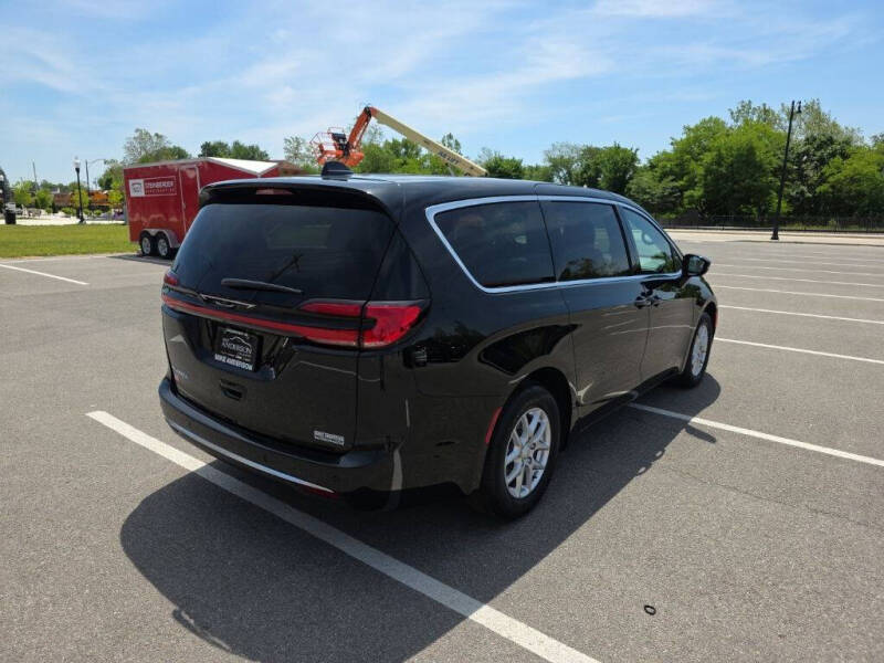 2027 Chrysler Pacifica Select