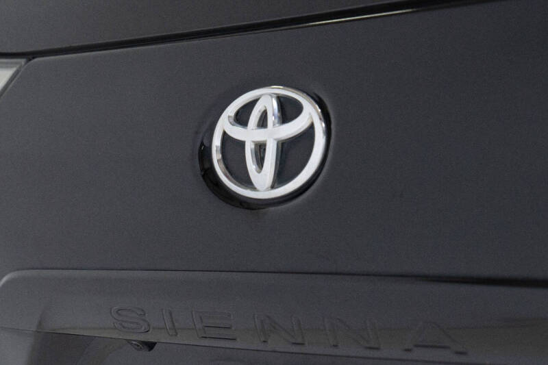 2018 Toyota Sienna SE Premium 8-Passenger