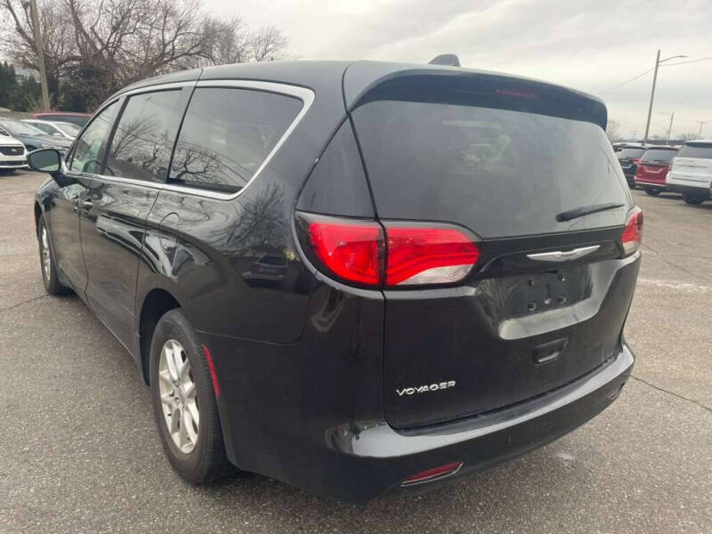 2023 Chrysler Voyager LX