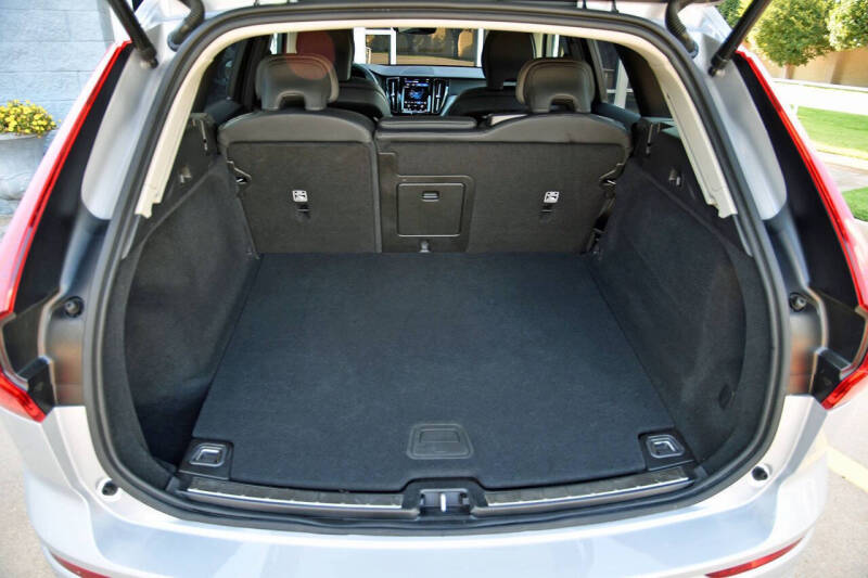 2025 Volvo XC60 B5 Plus Dark Theme