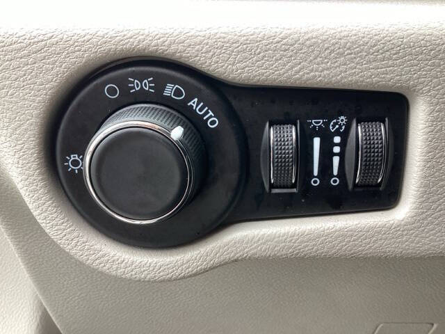 2022 Chrysler Voyager LX