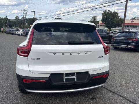 2025 Volvo XC40 B5 Core Bright Theme