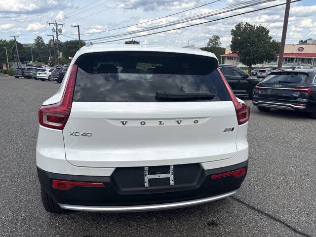 2025 Volvo XC40 B5 Core Bright Theme