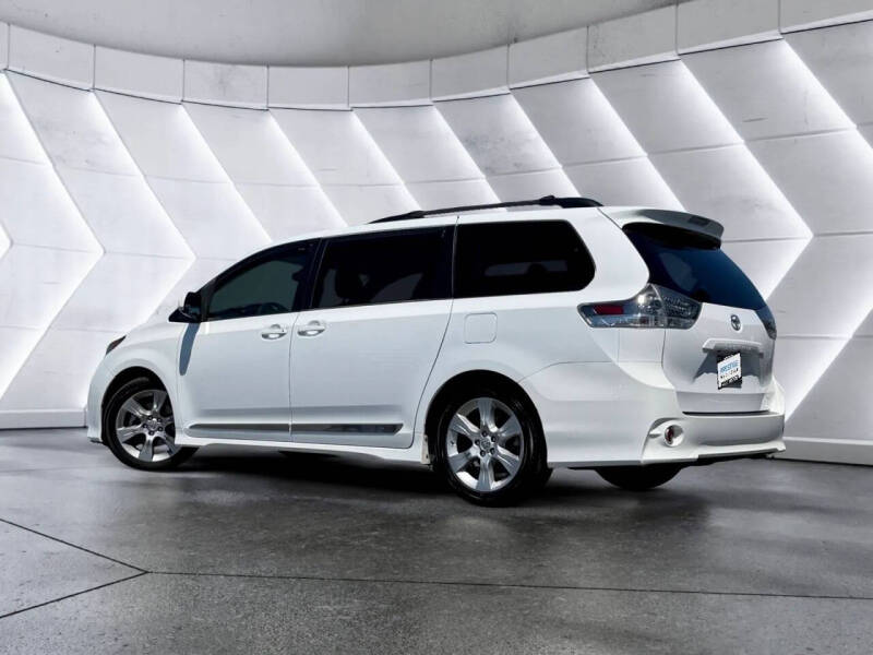 2012 Toyota Sienna SE 8-Passenger