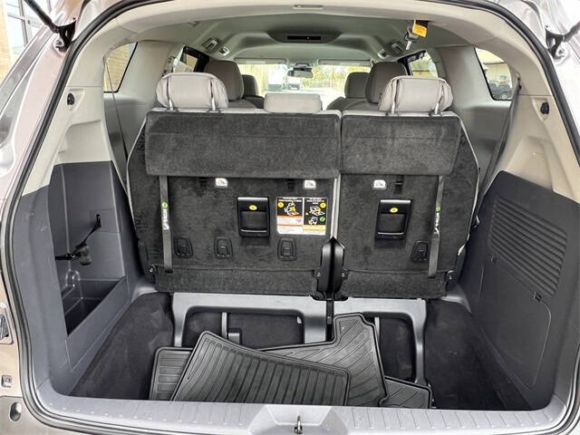 2022 Toyota Sienna LE 8-Passenger