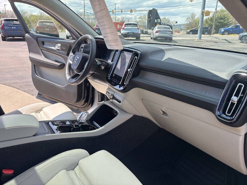 2023 Volvo XC40 B5 Plus Bright Theme