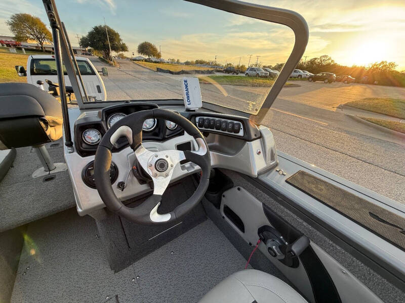 2018 Tracker TARGA V18 W/T