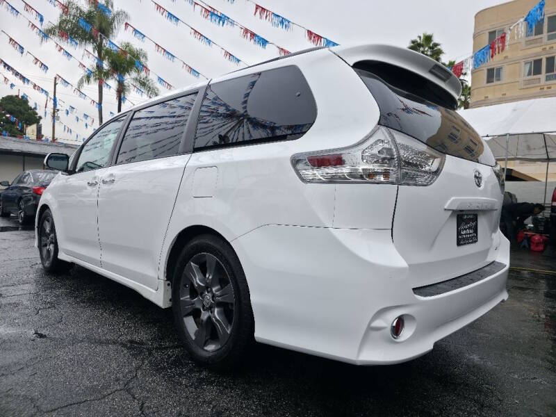 2016 Toyota Sienna SE 8-Passenger