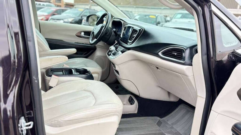 2017 Chrysler Pacifica Touring-L