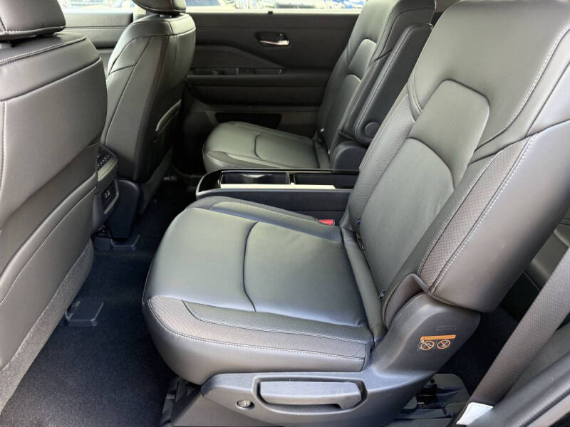 2025 Nissan Pathfinder SL