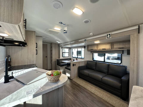 2022 **REDUCED** Shadow Cruiser 280QBS / 31ft