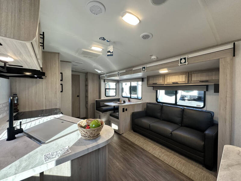 2022 **REDUCED** Shadow Cruiser 280QBS / 31ft