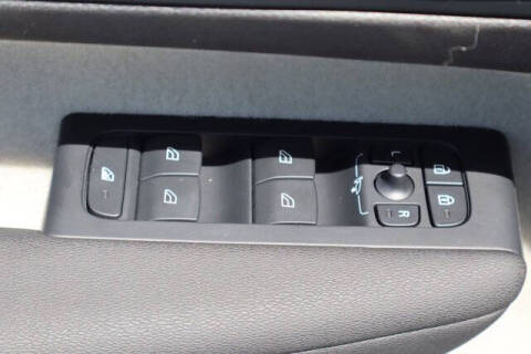 2023 Volvo XC40 B5 Plus Bright Theme