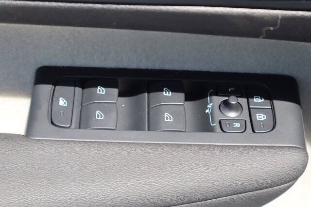 2023 Volvo XC40 B5 Plus Bright Theme