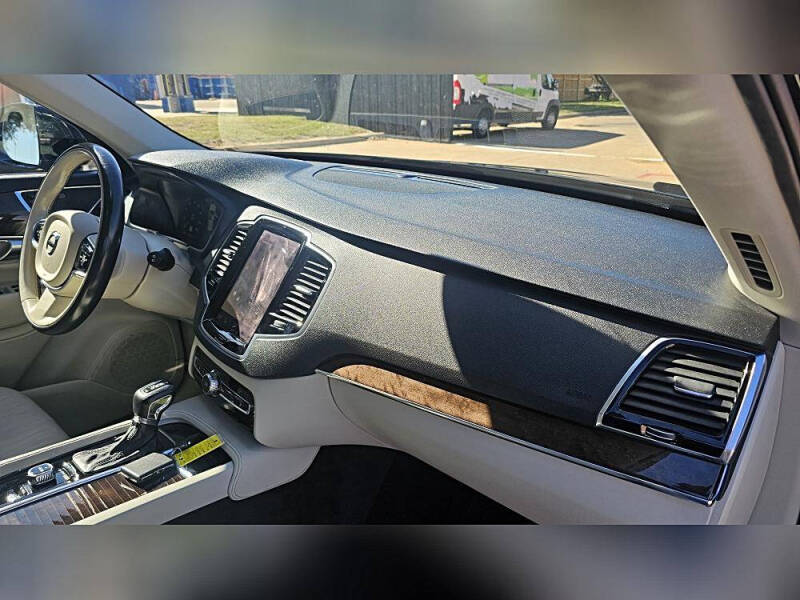 2017 Volvo XC90 T6 Momentum