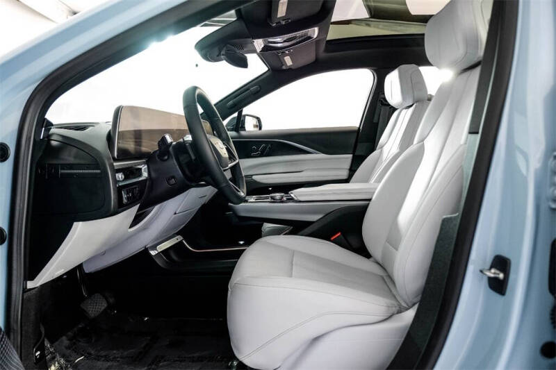 2024 Cadillac LYRIQ Luxury 1