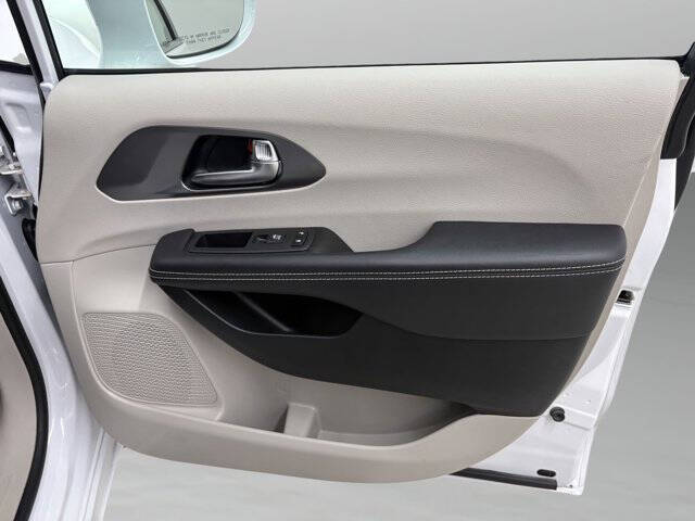 2022 Chrysler Pacifica Hybrid Touring L