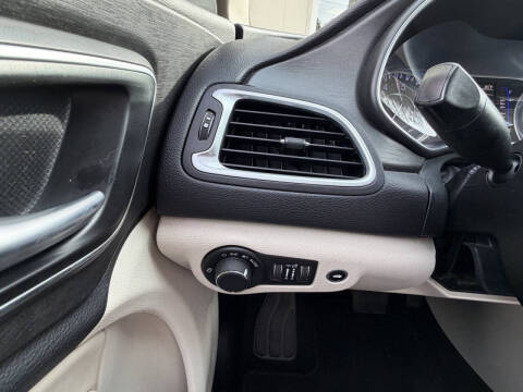 2017 Chrysler 200 Limited