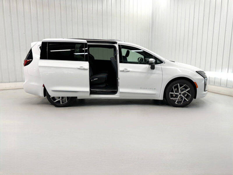 2027 Chrysler Pacifica Pinnacle