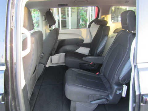 2022 Chrysler Voyager LX