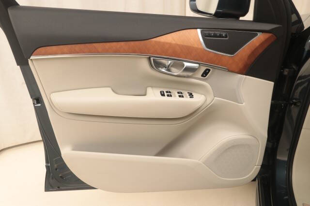 2022 Volvo XC90 T5 Momentum