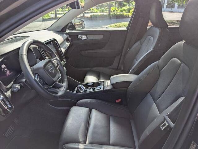 2025 Volvo XC40 B5 Plus Bright Theme