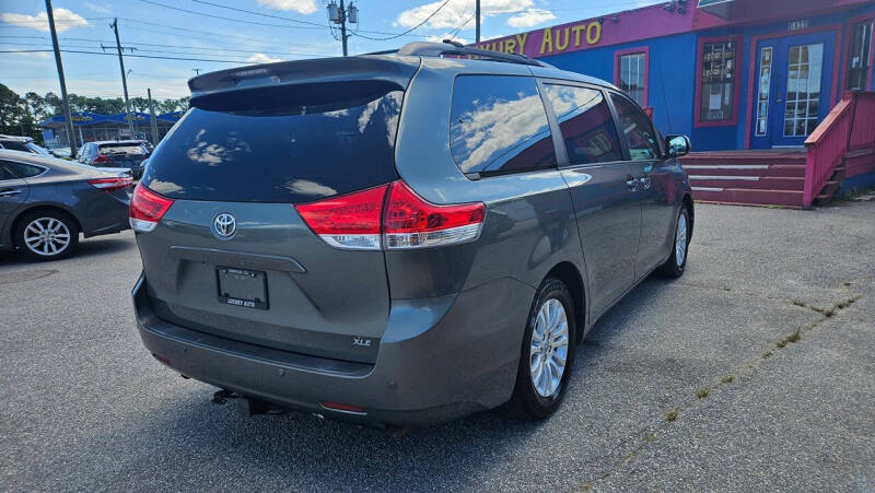 2014 Toyota Sienna XLE 7-Passenger Auto Access Seat