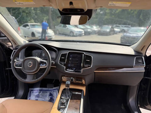 2016 Volvo XC90 T6 Momentum