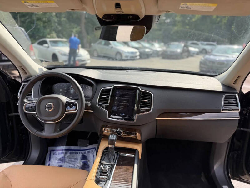 2016 Volvo XC90 T6 Momentum