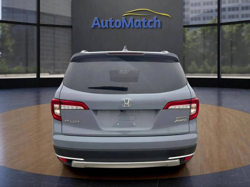 2022 Honda Pilot Touring w/Rear Captain's Chairs